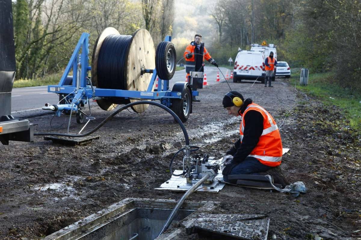 Les réseaux d'initiative publique déploient la fibre optique en zone non dense