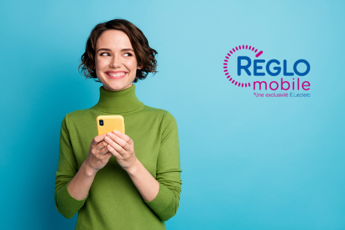 Femme souriante avec belle surprise forfaits réglo mobile dès 7.99€