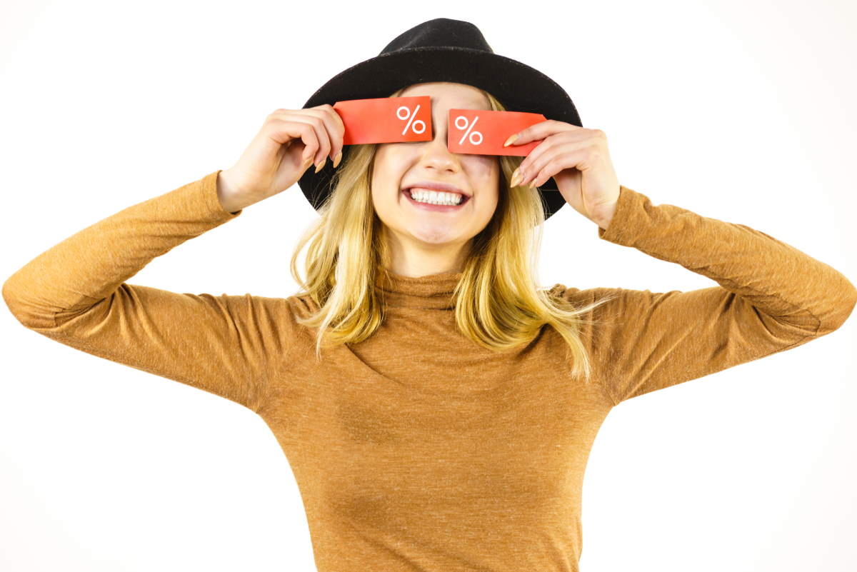 Femme à chapeau avec pourcentage sur les 2 yeux, sourit car 3 forfaits mobile en baisse de prix