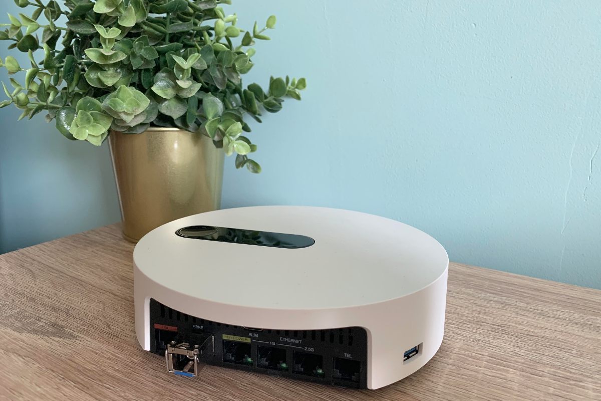 Serveur de la nouvelle Freebox Pop S sur table avec plante, pas chère et super rapide