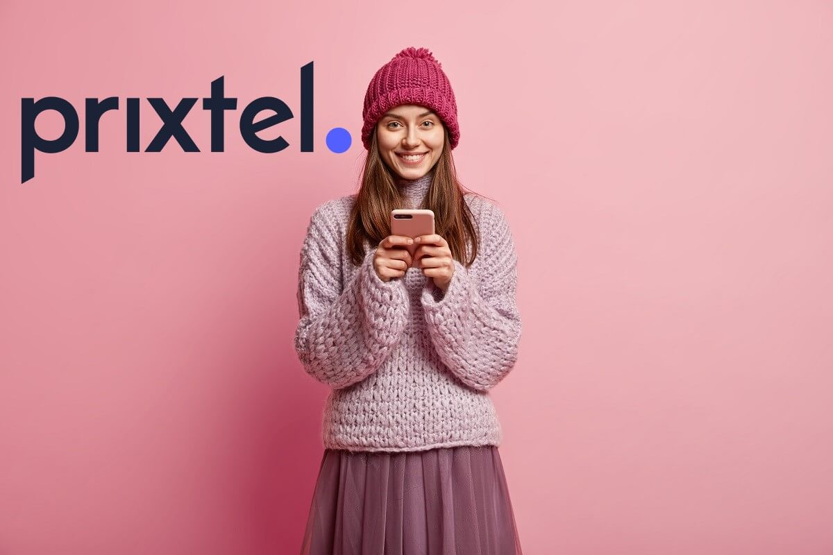 Femme à bonnet sur fond rose avec logo Prixtel, contente avec forfait "Le Grand"l