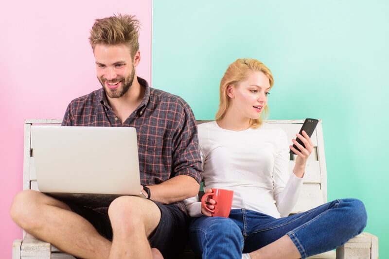 Un couple profite d'un abonnement "famille" avec une box et un forfait à prix réduit