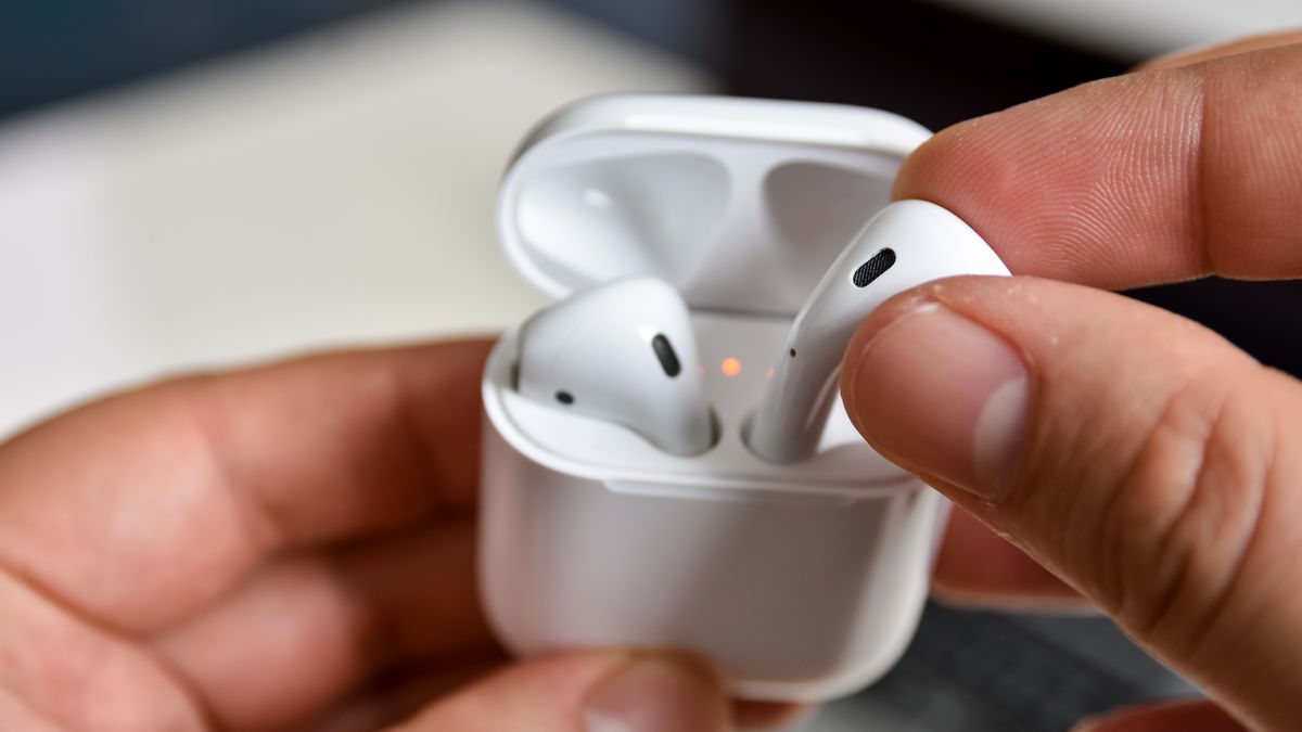 Une paire d'airpods blanc d'Apple