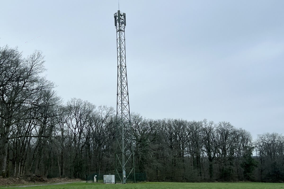 Antenne Free 5G dans un champ, car feu vert réglementaire pour la bande des 2.1 GHz