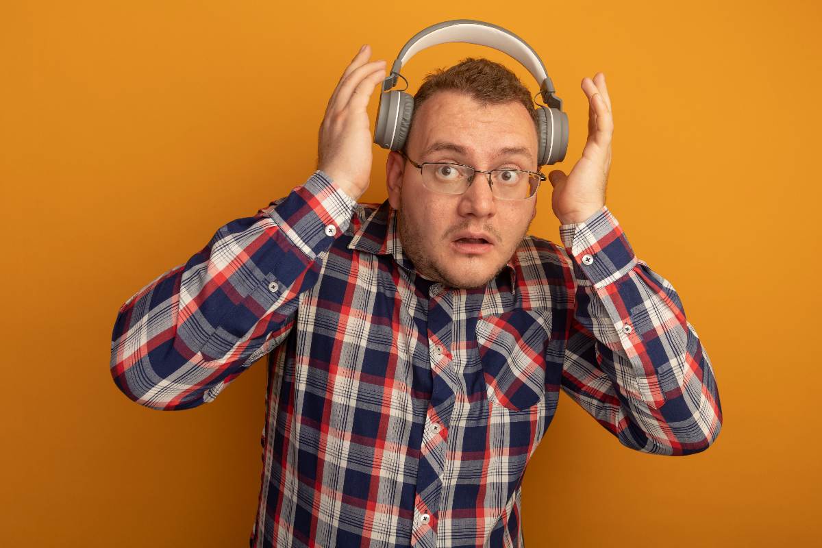 Homme enlève ses écouteurs car surpris : YouPrice augmente les giga sans toucher au prix !