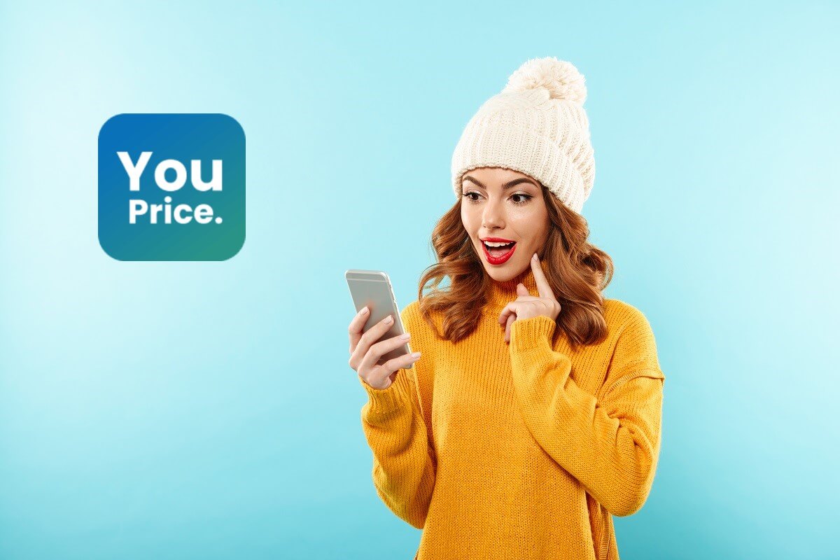 Femme à pull jaune et bonnet et logo YouPrice en fond d'écran, sourit devant son smartphone car super nouveau forfait Nova de 180 Go en 5G chez Orange à 10€