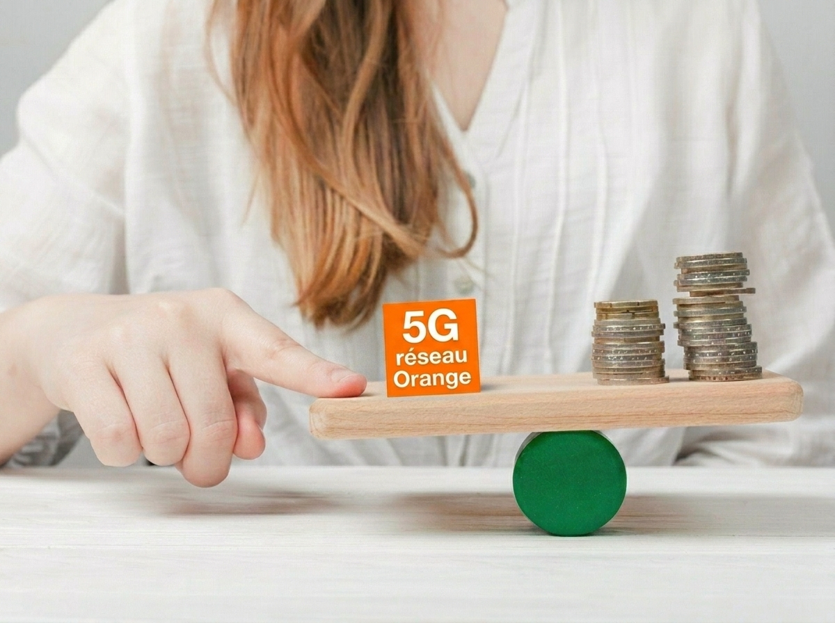 Femme appuie son doigt sur balance en bois avec logo 5G sur réseau Orange à gauche et pile de pièces à droite, pour savoir si le forfait 5G de 200Go de YouPrice est un bon plan