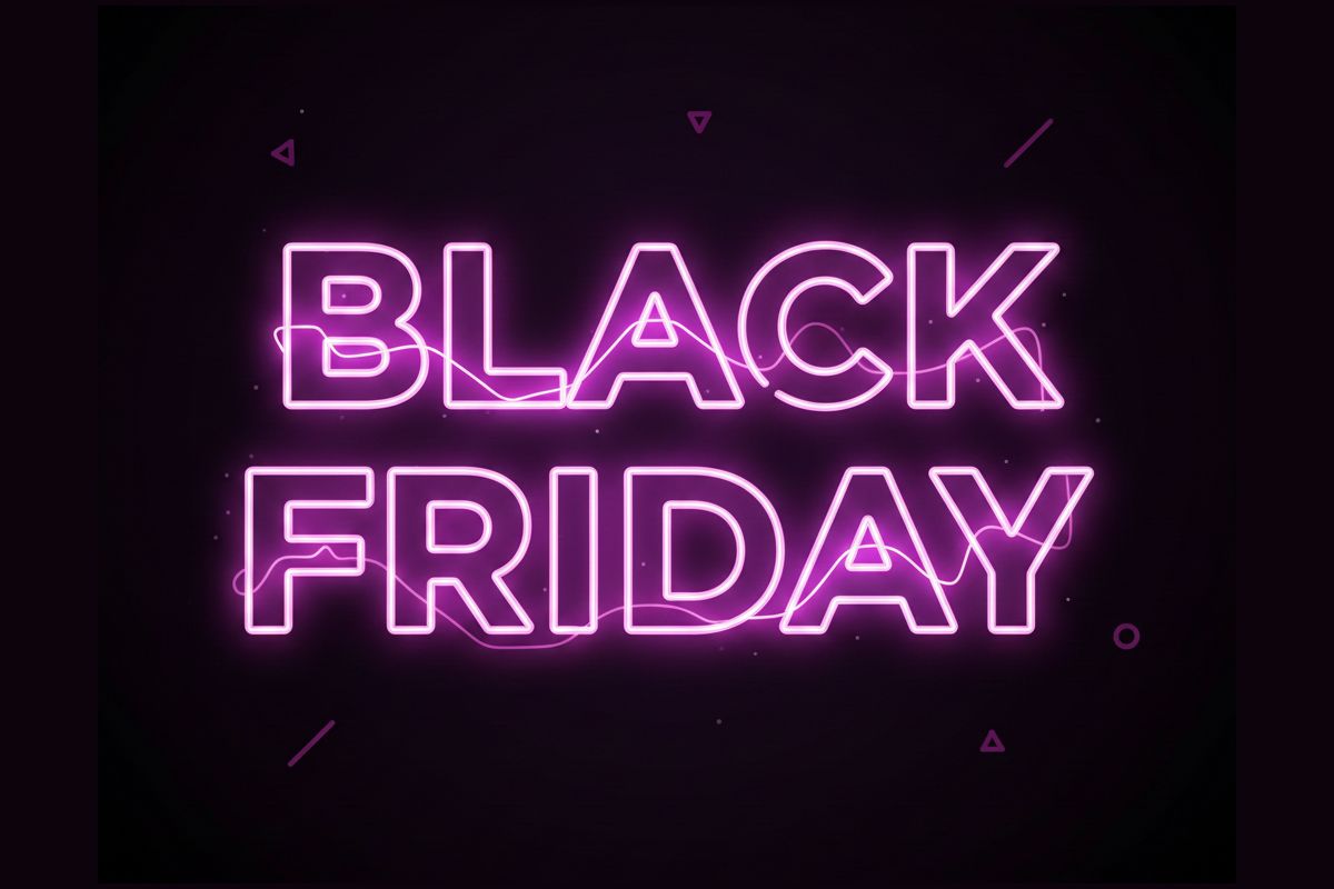 "Black Friday" écrit en néon rose sur fond noir, car 10 Go de plus sur le Série Free pour l'occasion