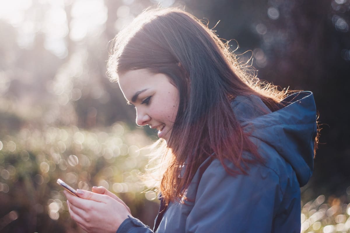 3 amis tchattent avec smartphone 4 forfaits 80 Go