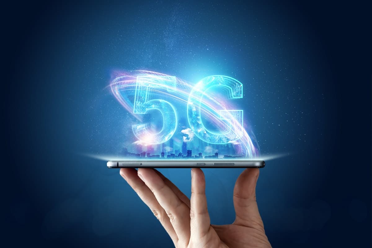 Main porte smartphone avec logo 5G, car Lyca Mobile a le meillleur forfait à moins de 7€ avec déjà 80 Go