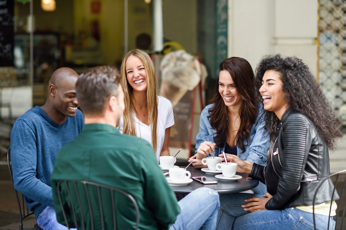 Amis en terrasse de café, amis jusque dimanche, comme la vente privée Ariase-Lebara pour un forfait de 40 Go à 4.99€