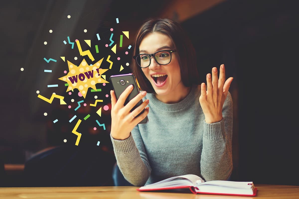 Femme à lunettes hyper souriante car choix de la data pas chère chez Lebara sur le réseau d'Orange