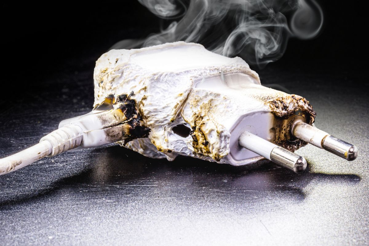 Un chargeur de téléphone brulé