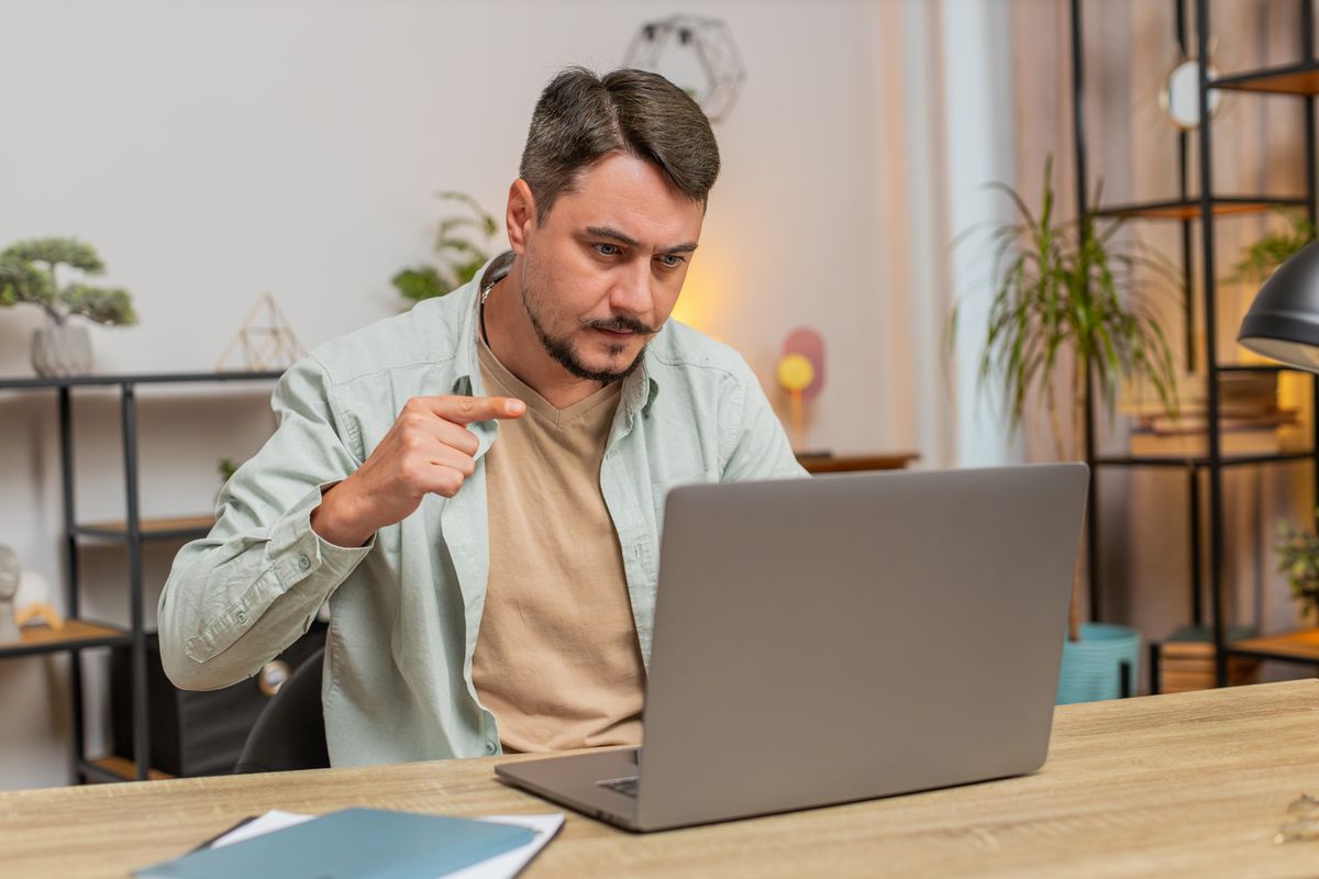 Un internaute compare les offres internet sur son ordinateur