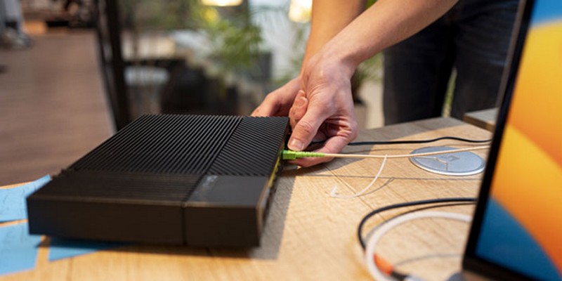 Une box internet est branchée