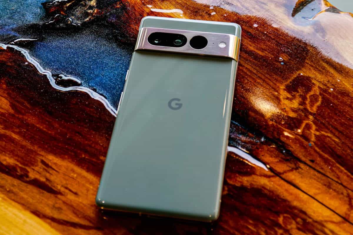 Google Pixel 7 sur fond coloré, en promo chez Rakuten à -20%