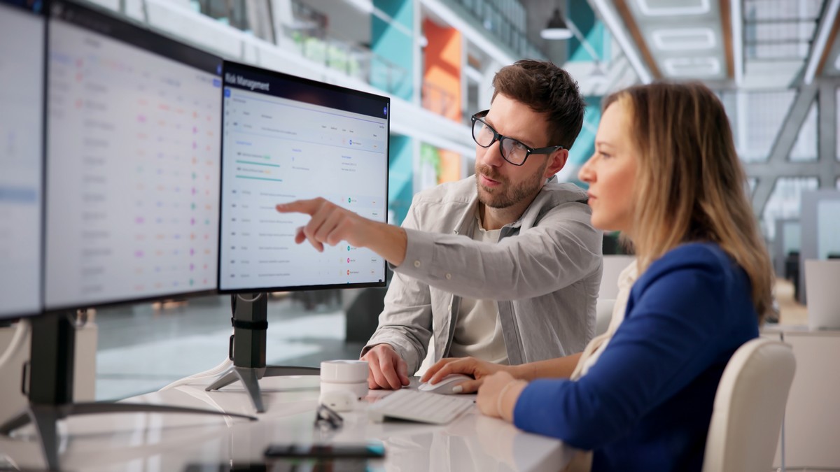 Deux collègues travaillent sur un projet informatique dans leur entreprise