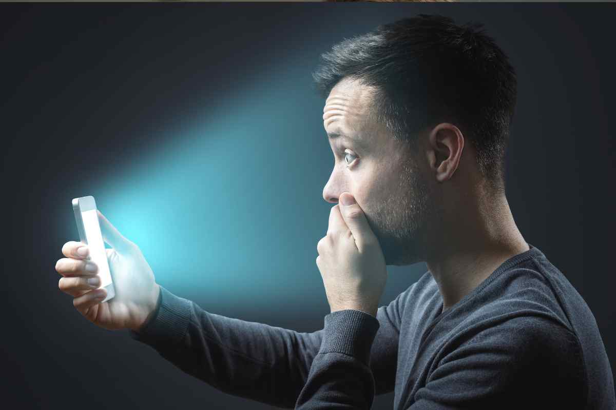 Un homme inquiet parce que son smartphone Android est vulnérable