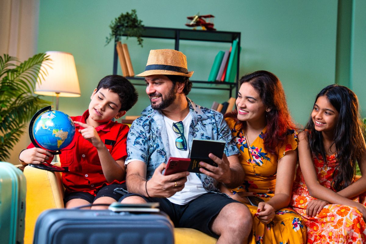 Famille avec valises dans salon prête pour partir en voyage avec nouveau forfait Free Max