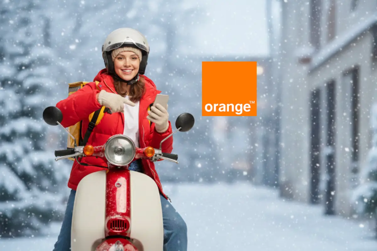 Femme assise sur scooter montre son smartphone, près du logo d'Orange, car super forfait Sosh de 100 Go de 4G à moins de 10€
