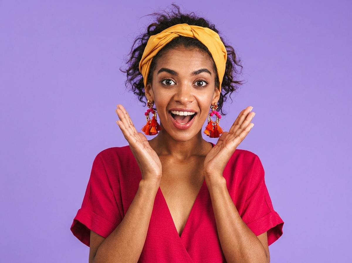 Femme avec un bandeau jaune et des boucles d'oreilles, mains levées près du visage, sur fond violet.