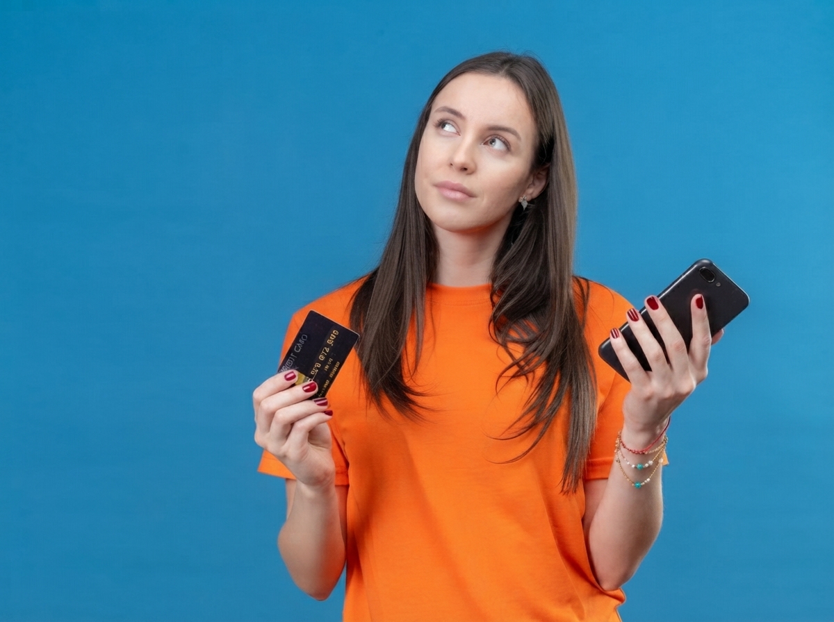 Femme avec smartphone et carte bancaire se demande si forfait mobile avec 200Go de 5G sur réseau Orange pour 12€ est un bon prix