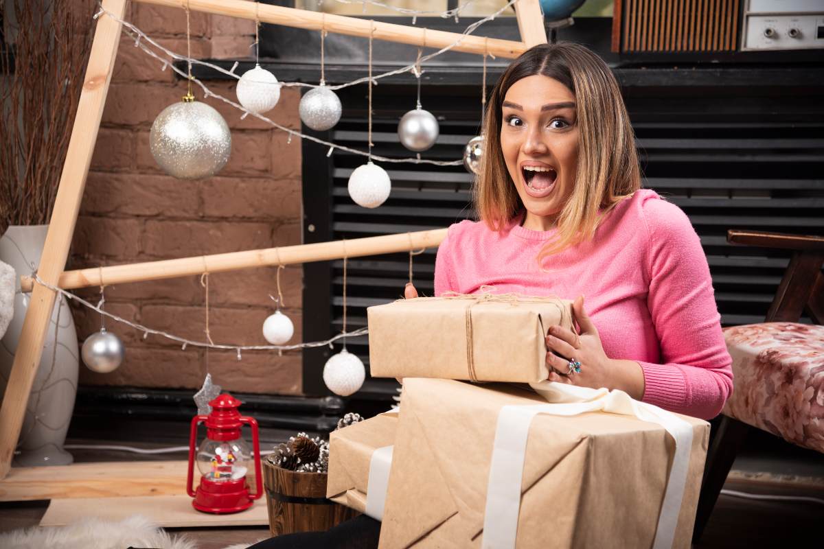 Femme étonnée et ravie devant l'énormen enveloppe de 180 Go en 5G à seulement 8.99€ de Lebara