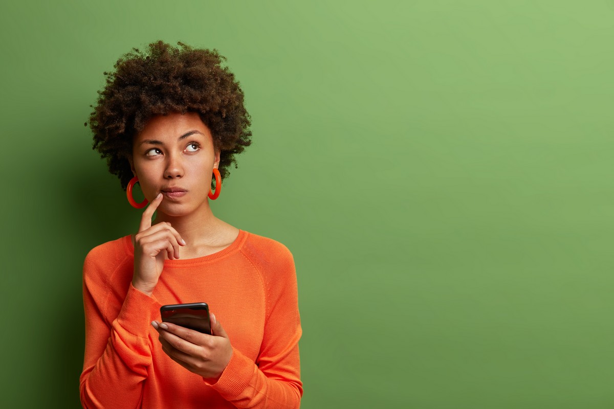 Femme se demande quel forfait pas cher en 5G avec big data sur le réseau d'Orange : l'optimal de YouPrice