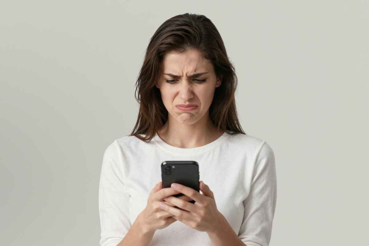 femme smartphone dégoutée