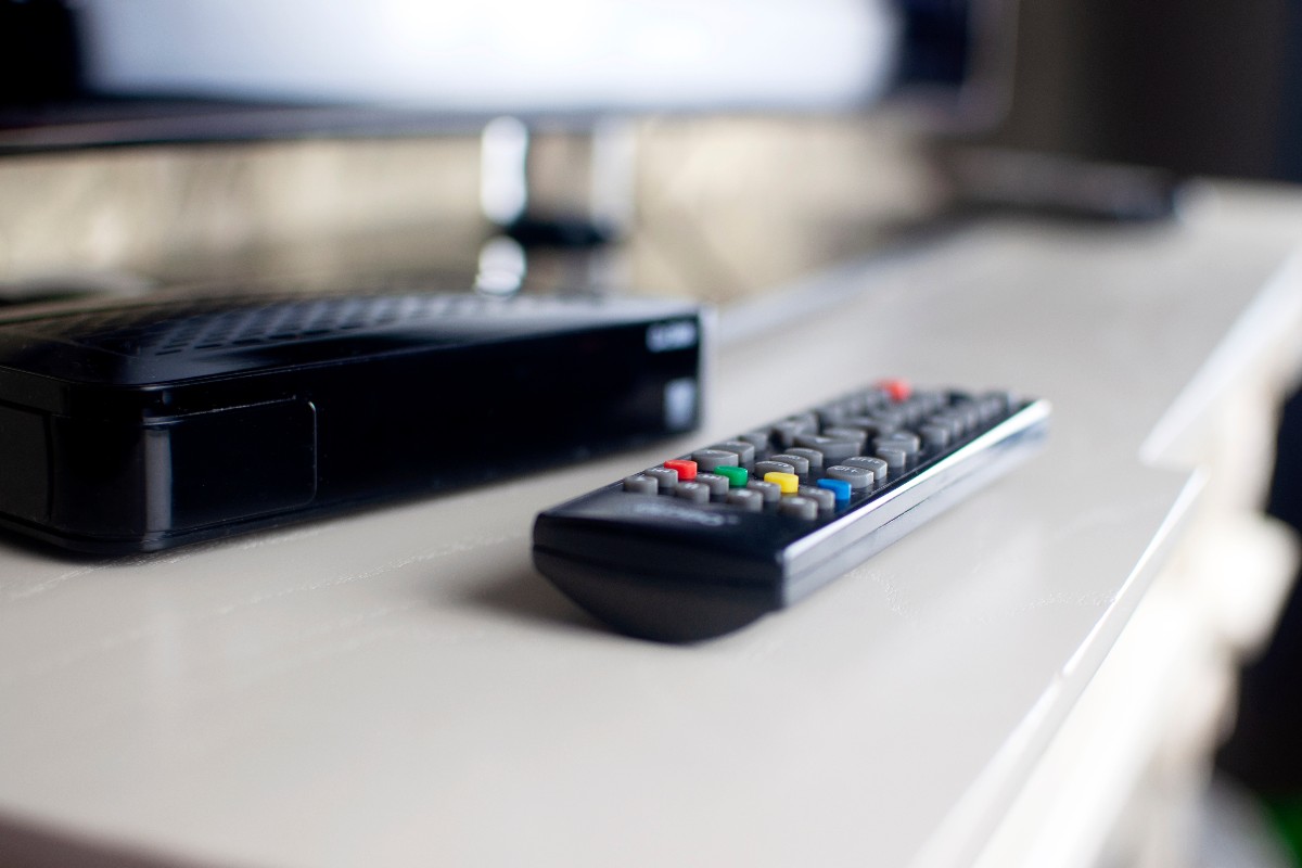 Décodeur TV et sa télécommande, un 2ème gratuit avec SFR ou Orange