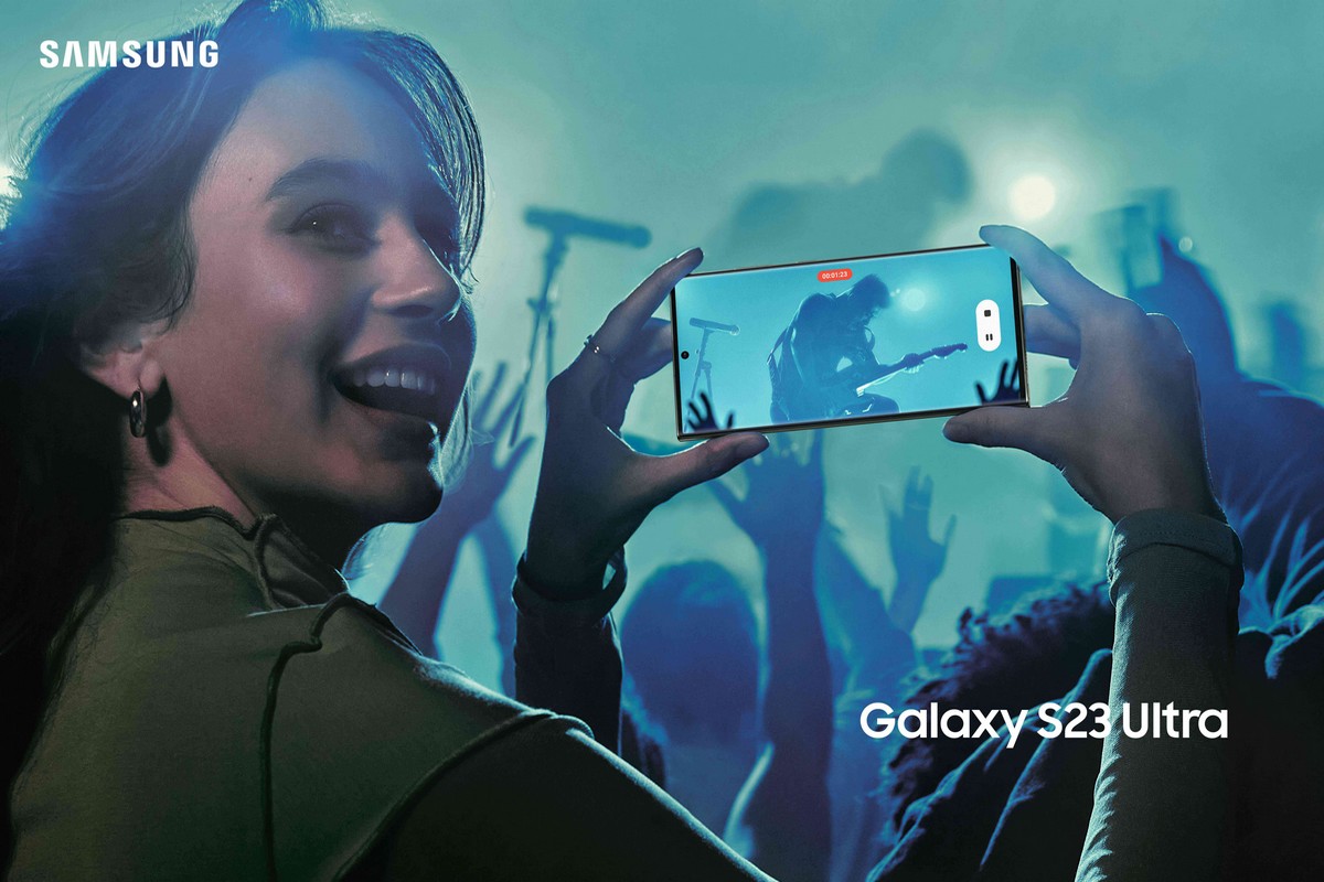 Fille filme soirée avec son Galaxy S23 Ultra en promo chez Samsung