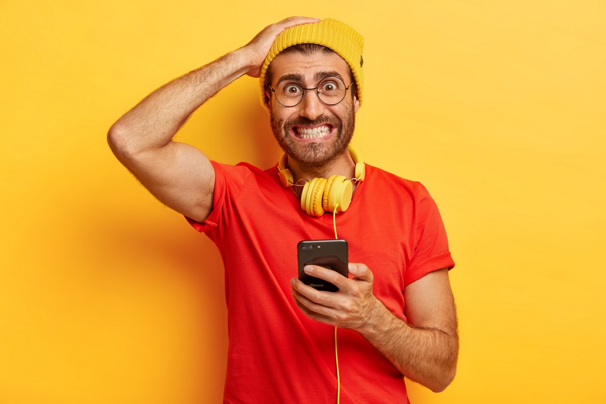 Homme hipster halluciné par la promo monstre sur le forfait 100 Go de CDiscount Mobile