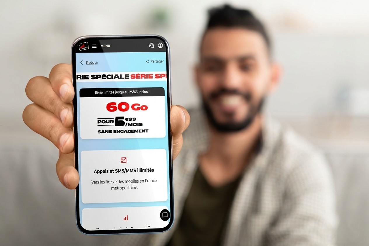 Homme souriant montre son iPhone, avec pub pour forfait de 60Go à moins de 6€ grâce à la vente privée entre Ariase et NRJ Mobile