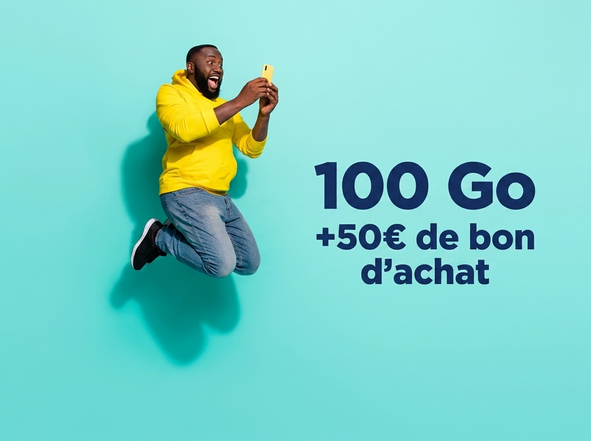 Homme avec smartphone saute de joie, ravi de son forfait 100Go de 5G à 9.99€ + 50€ de bon d'achat chez Cdiscount Mobile