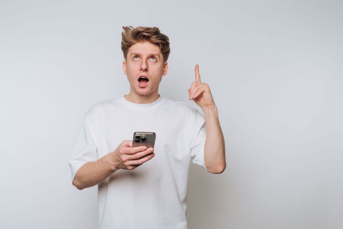 Un homme est enchanté d'avoir trouvé un forfait 100 Go compétitif