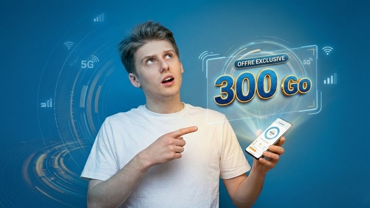 Un homme pointe le doigt vers le ciel comme s'il remerciait Dieu d'avoir une connexion 5G aussi performante !