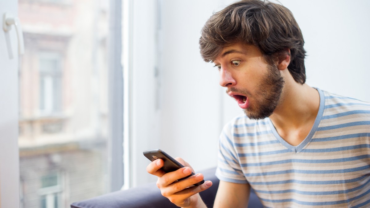 Index de la main tend vers écran avec logo 5G, car la voici accessible à partir de 4.99€ chez B&YOU, Cdiscount Mobile et La Poste Mobile