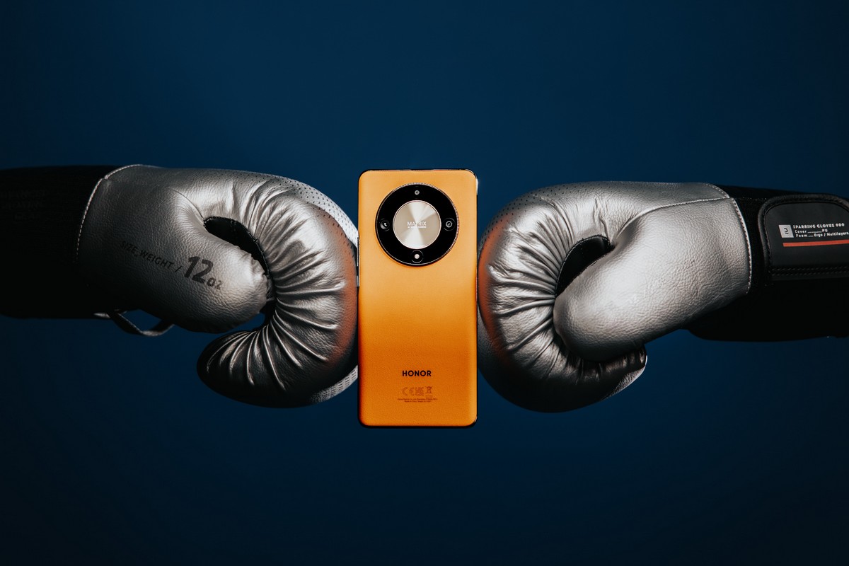Honor Magic 6 Lite entouré de 2 gants de boxe, quasi incassable et meilleure autonomie