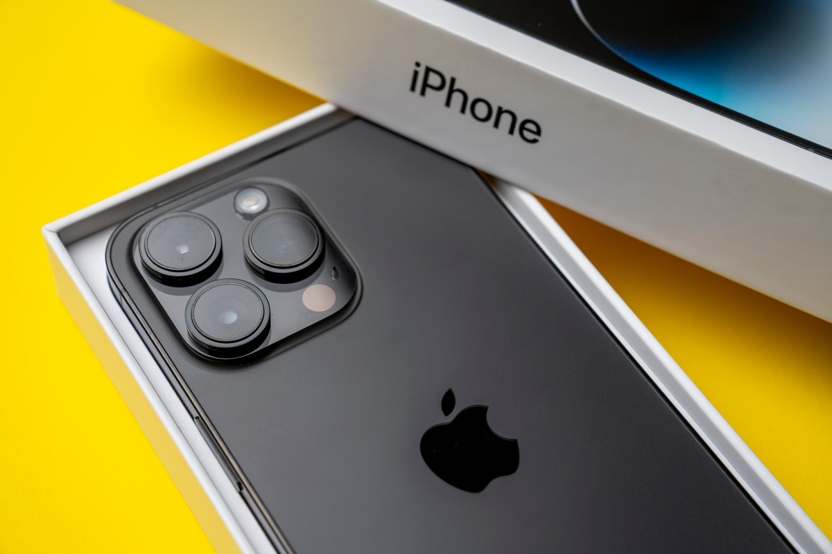 Un iPhone 14 Pro noir et sa boîte