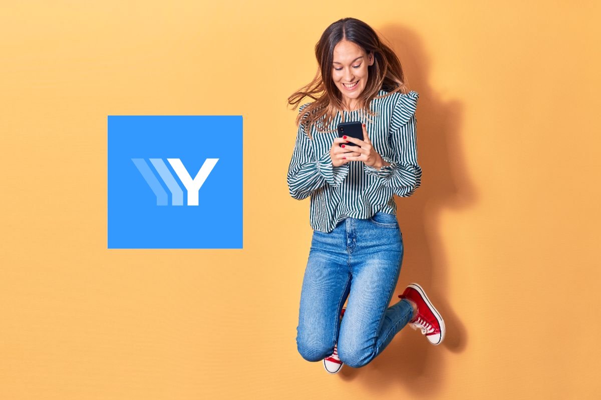 Femme avec smartphone sur fond jaune avec logo YouPrice saute de joie, car 5G sur le réseau Bouygues Telecom dès 8,99€