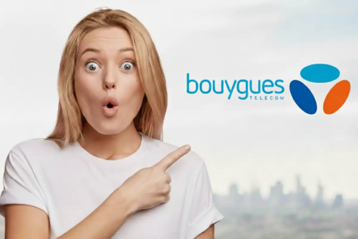 Femme bouche ronde de surprise montre logo de Bouygues Telecom du doigt, le nouveau partenaire réseau de YouPrice après Orange et SFR