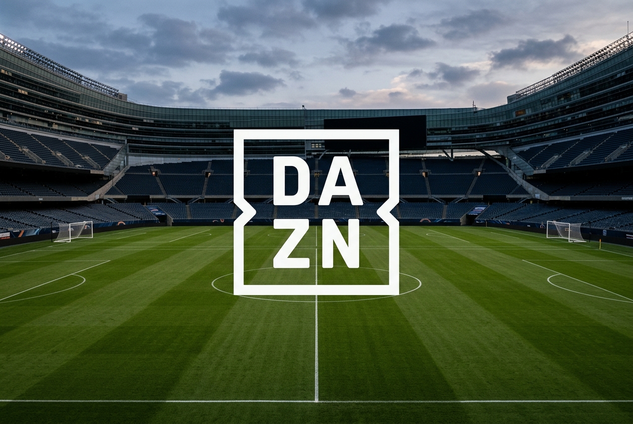 Logo DAZN superposé sur une photographie d'un terrain de football vide.