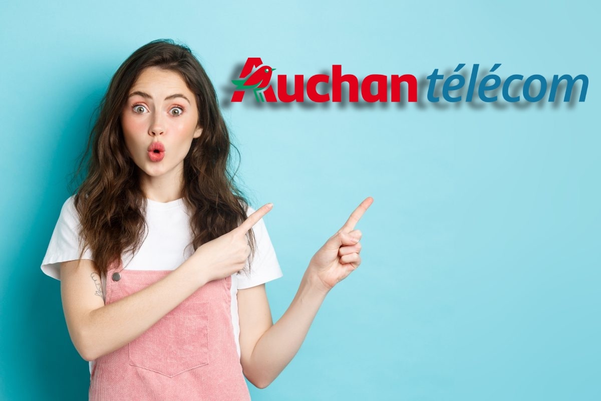 Femme bouche ronde de surprise montre logo de Auchan Télécom, car supers tarifs pas chers