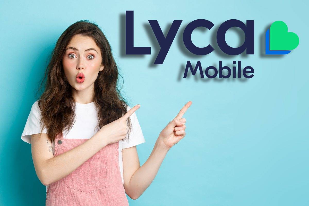 Femme bouche arrondie de surprise montre logo de Lyca Mobile car fin des Black Friday et giga offerts