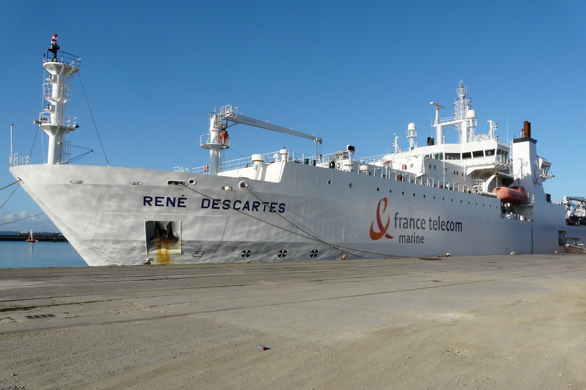 Le René Descartes, à quai dans le port de Brest
