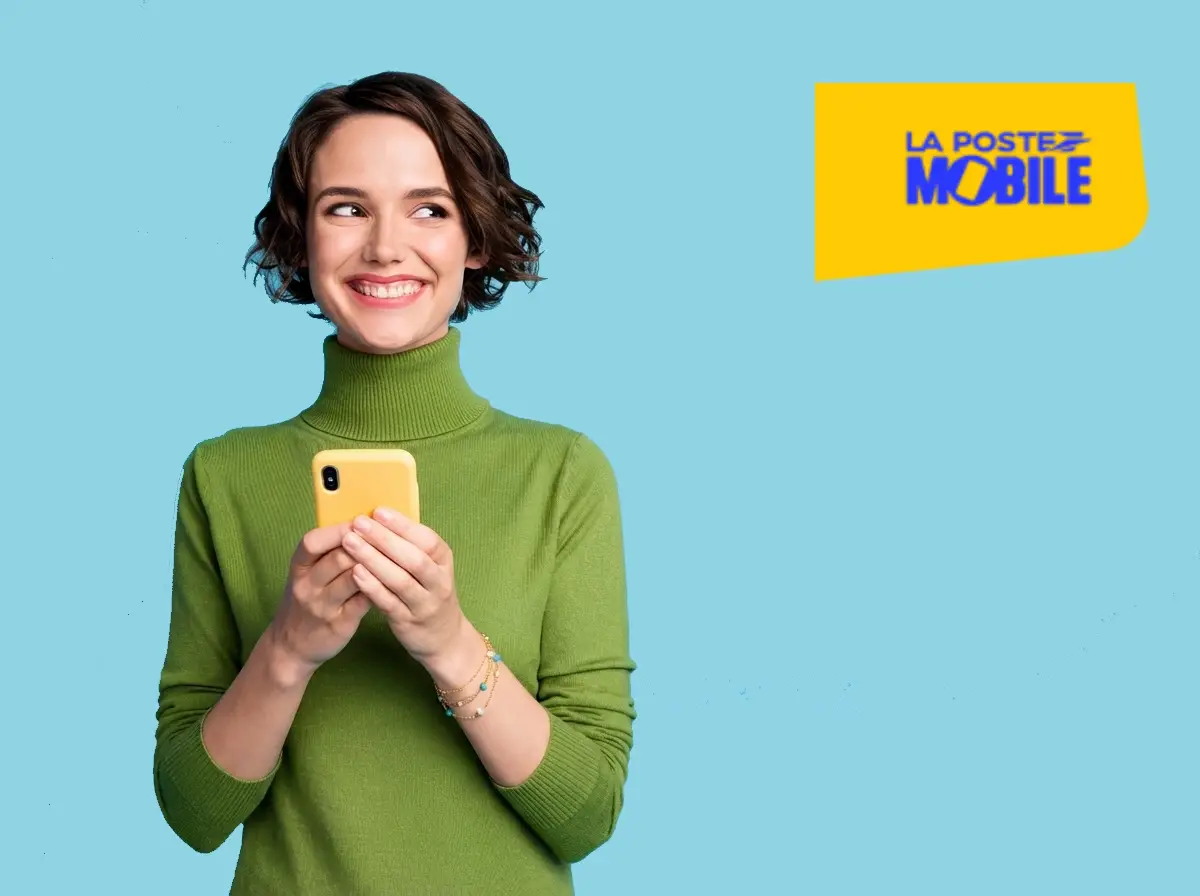 Femme avec smartphone sourit en regardant logo de La Poste Mobile, car codes promo sur les forfaits