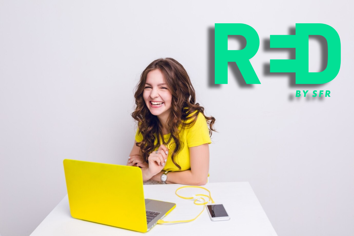 Fille devant laptop jaune, hyper souriante car sa Box de RED by SFR a de nombreux atouts