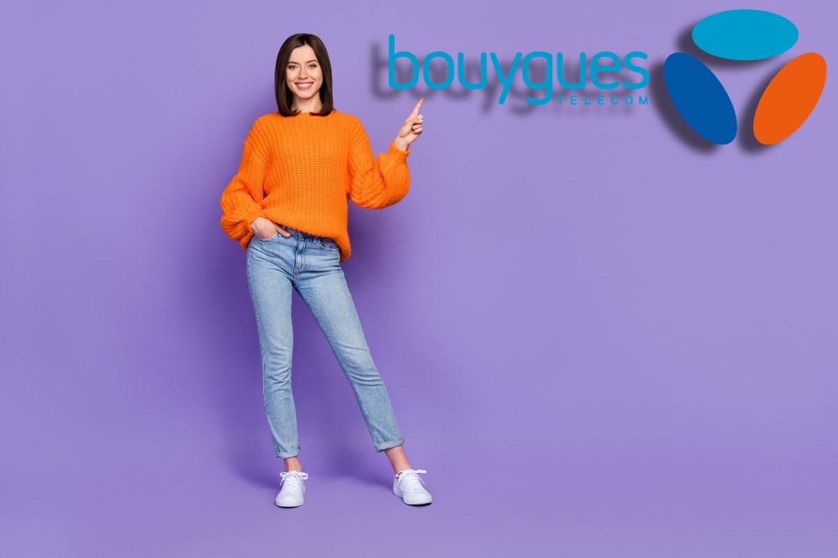 Femme sur fond violet montre du doigt logo de Bouygues Telecom, pour des Box pas chères