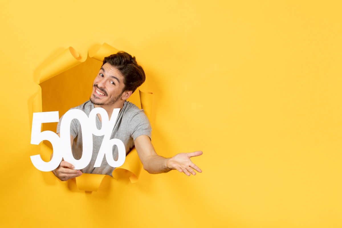 Homme sort du fond jaune avec logo 50%, car Galaxy S23 Ultra à moitié prix chez Rakuten