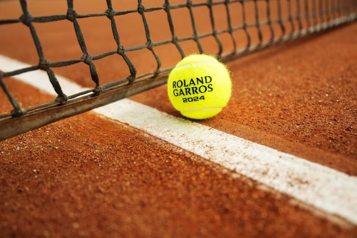 Balle de tennis près du filet car Roland Garros avec Amazon Prime Video